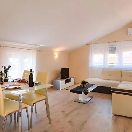 Apartment Mit Pool, Garten, Liegen, Strandnah