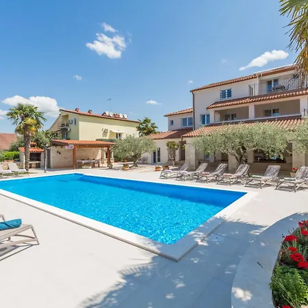 Mit Pool, Garten, Liegen, Strandnah Apartment Poreč