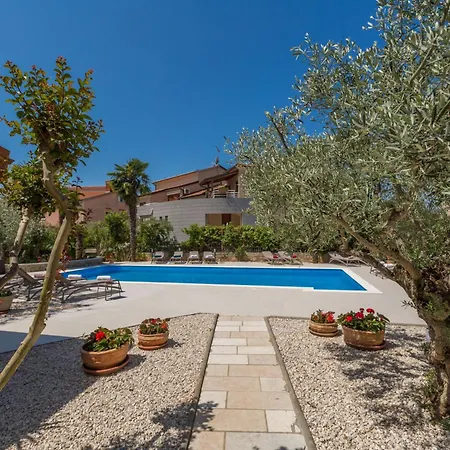 Apartment Mit Pool, Garten, Liegen, Strandnah *