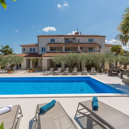 Mit Pool, Garten, Liegen, Strandnah Apartment Poreč