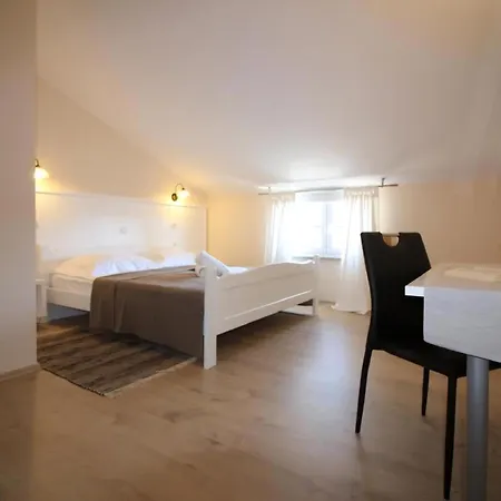Mit Pool, Garten, Liegen, Strandnah Apartment Poreč