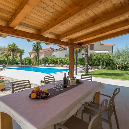 Mit Pool, Garten, Liegen, Strandnah Apartment