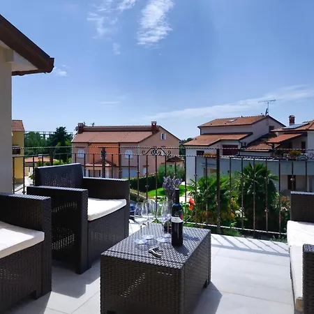 Apartment Mit Pool, Garten, Liegen, Strandnah *