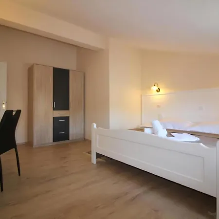 Apartment Mit Pool, Garten, Liegen, Strandnah Porec