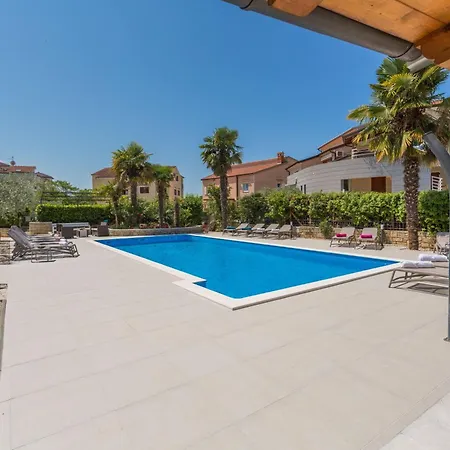 Mit Pool, Garten, Liegen, Strandnah Apartment