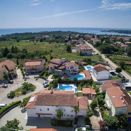 Apartment Mit Pool, Garten, Liegen, Strandnah