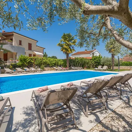 Mit Pool, Garten, Liegen, Strandnah