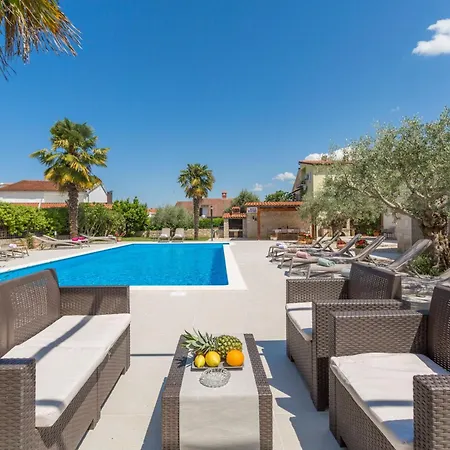 Mit Pool, Garten, Liegen, Strandnah Apartment