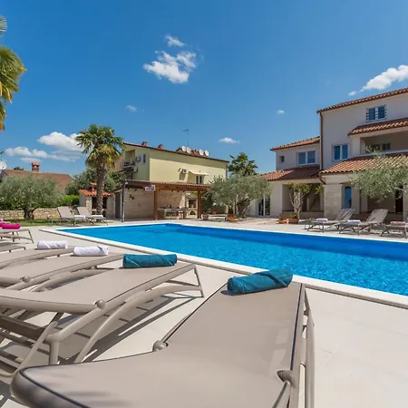 Apartment Mit Pool, Garten, Liegen, Strandnah