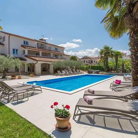 Apartment Mit Pool, Garten, Liegen, Strandnah *