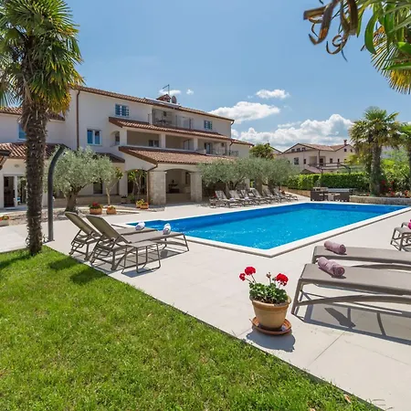 Apartment Mit Pool, Garten, Liegen, Strandnah